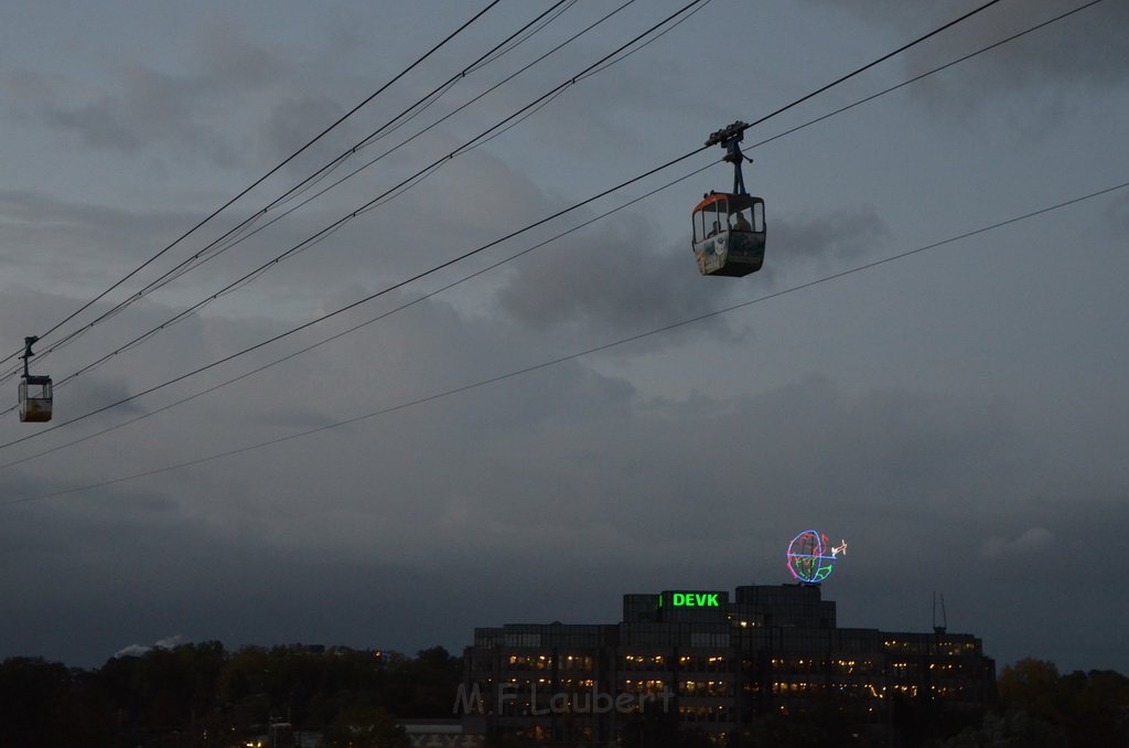 Einsatz BF Hoehenretter Koelner Seilbahn Hoehe Zoobruecke P2252.JPG